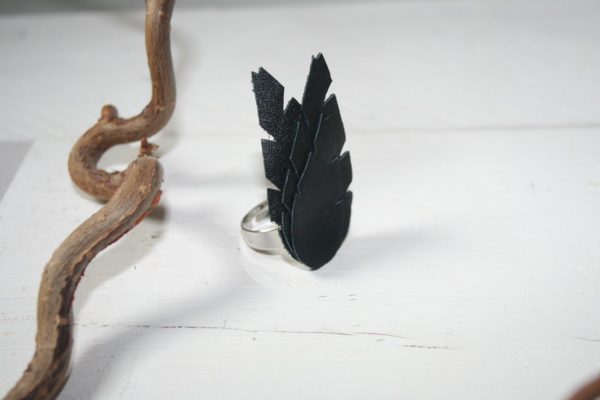 lehti-sormus-black-musta-leaves-ring-handmade-finnishdesign-sinivuokko
