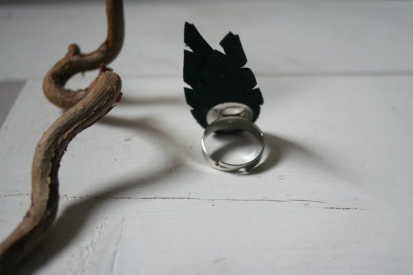 lehti-sormus-black-musta-leaves-ring-handmade-finnishdesign-sinivuokko