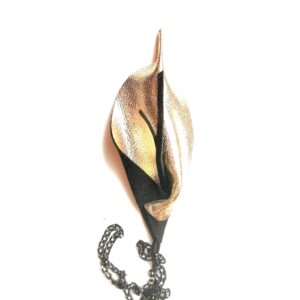 Kultainen kukka kaulakoru mustalla ketjulla Sinivuokolta.