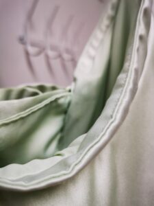 häiden jälkeen hääpukuun väriä värjäämällä ja muokkaamalla puku uuteen käyttötarkoitukseen (7)